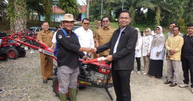 Kunjungan Rektor UNP dan Serah Terima Tractor pada Kelompok Tani Mahasiswa Departemen Agroindustri